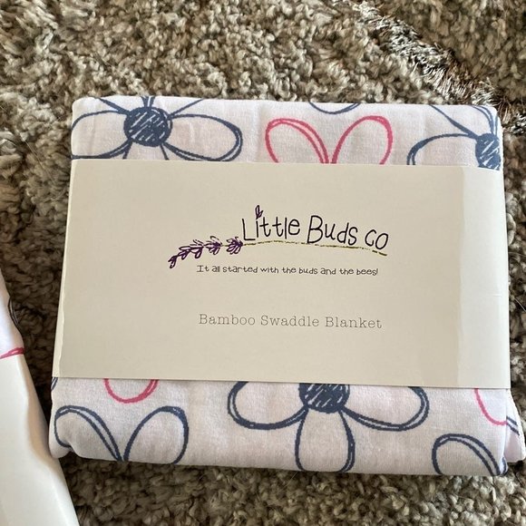 Little Buds Co- While Flower Bamboo Swaddle & Cover - Picture 3 of 5